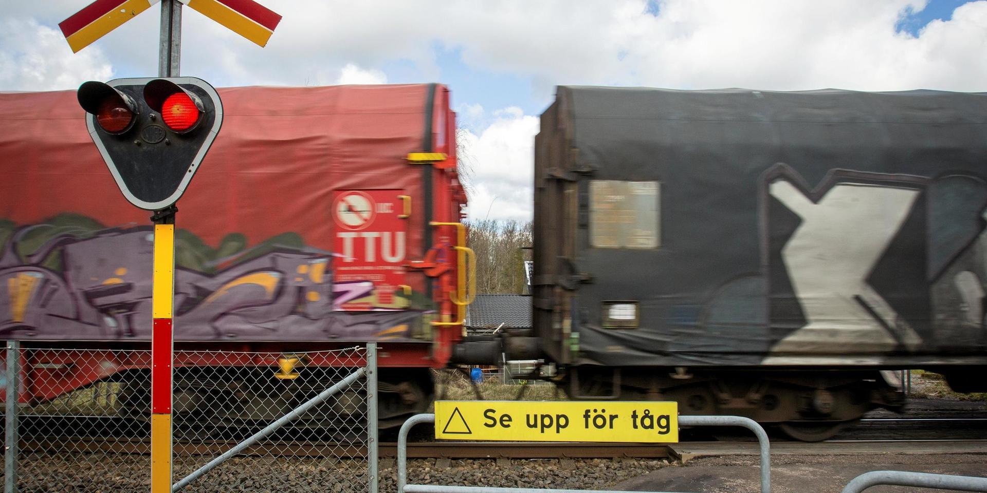Järnvägen i Knäred. Ett godståg passerar på Markarydsbanan.