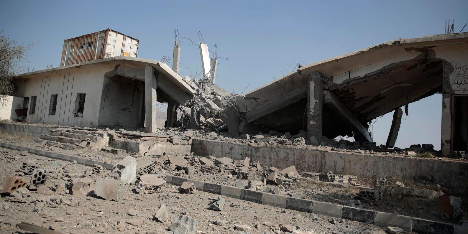 En byggnad som förstörts i en flygräd nära en moské i Sanaa förra veckan. Arkivbild.