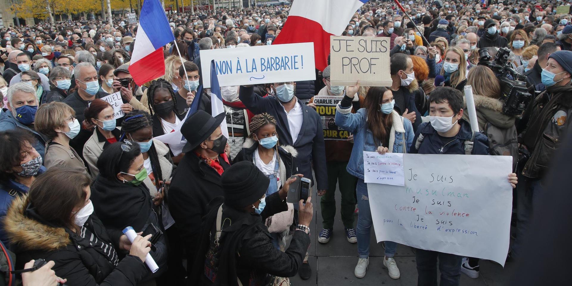 En manifestation för den mördade läraren hölls på Place de la République i Paris på söndagen.