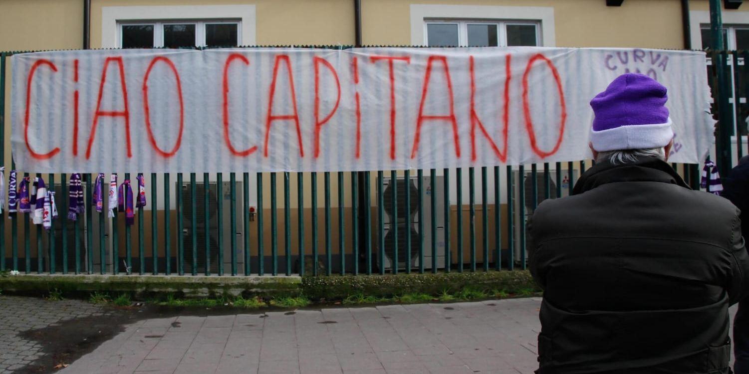 En banderoll med texten "Farväl Kapten" i Florens, hemstaden för Fiorentina, efter lagkaptenen Davide Astoris död. Arkivbild.