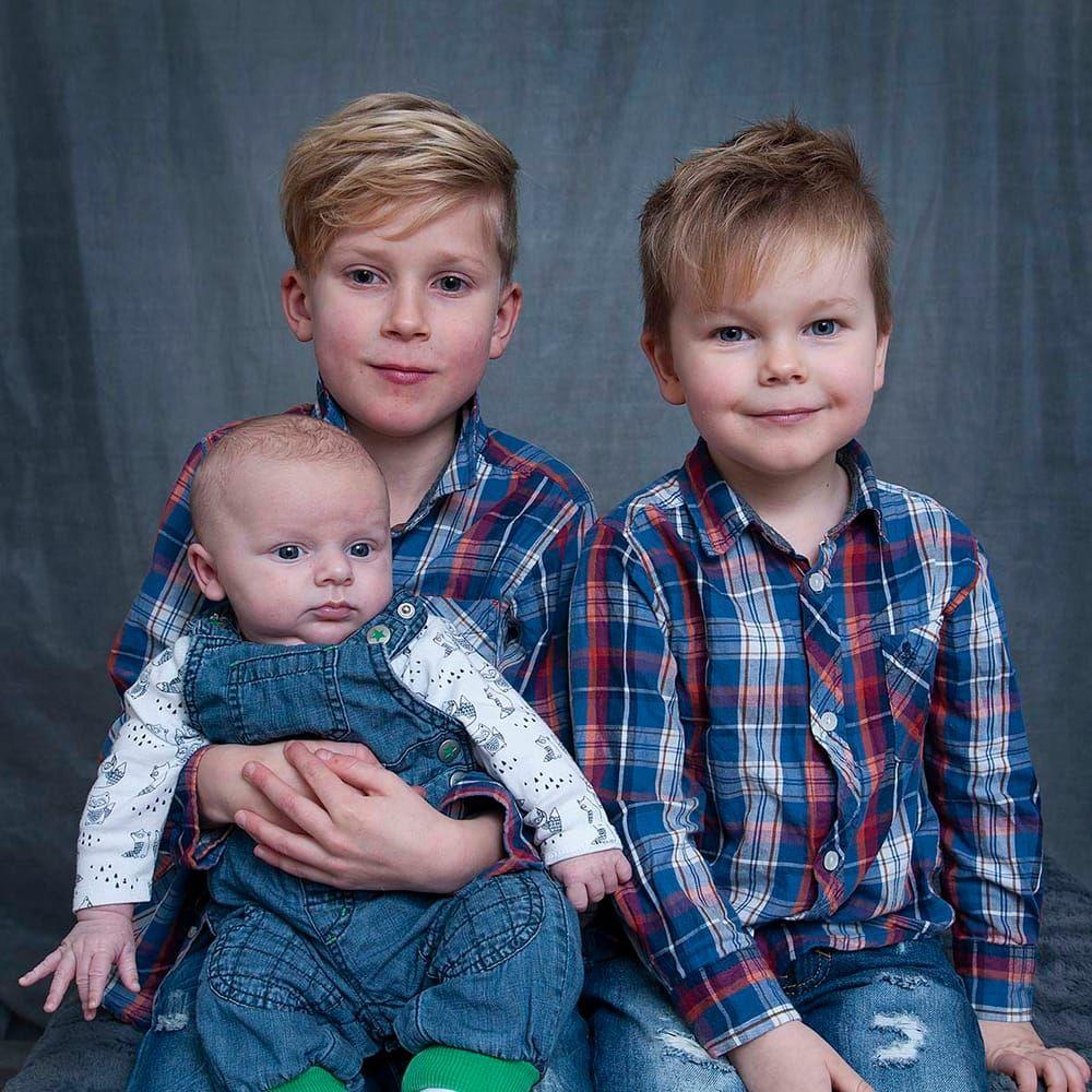 Martina och Linus Wikås, Simlångsdalen fick den 7 oktober en pojke som heter Elias. Han vägde 3430 g och var 50 cm lång. Syskonen heter Liam och Filip.