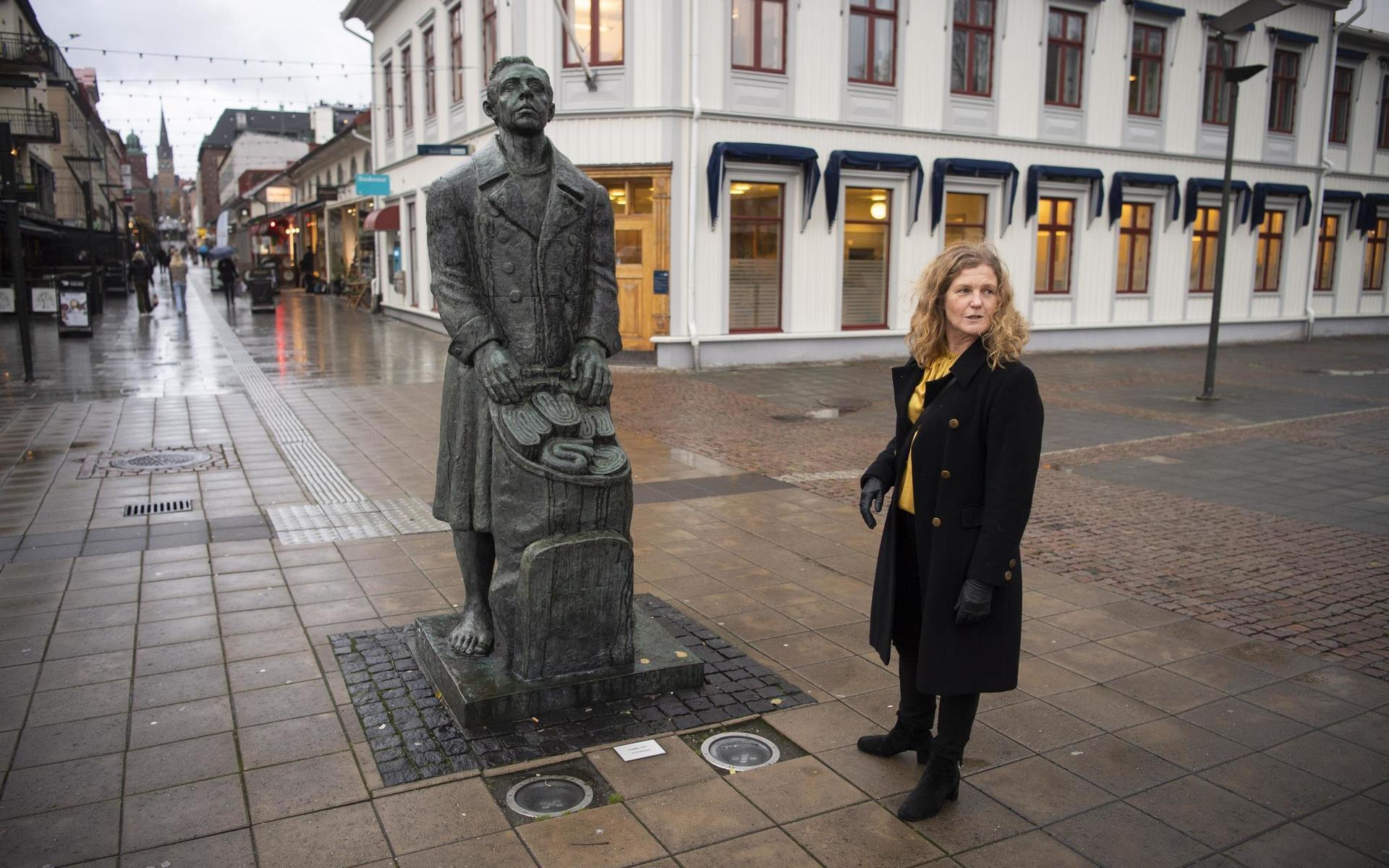 Här står Helena Alcenius och Knallen, gjord av Arvid Knöppel. Knallen symboliserar det entreprenörskap som Borås är känt för.