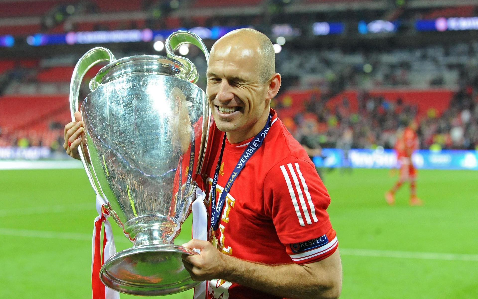 Arjen Robben med Champions League-pokalen efter Bayern Münchens seger 2013. Robben vann även åtta ligatitlar med den tyska giganten.