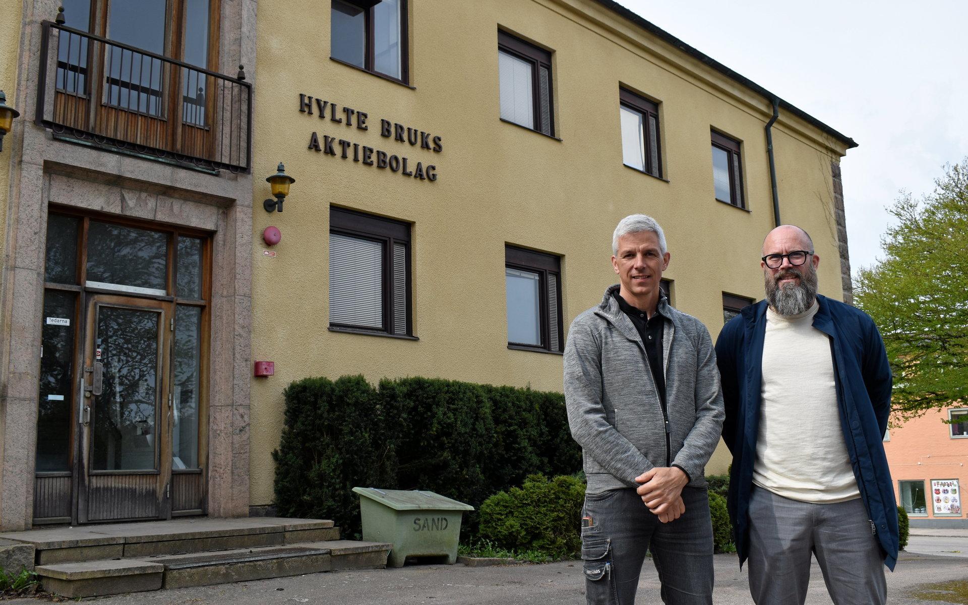 De nya ägarna, entreprenörerna Peter Naij, Magnus Bagge och Håkan Larsson (ej på bild) har stora planer för fastigheten mitt i Hyltebruks centrum. Här ska ett nytt företagshotell växa fram.