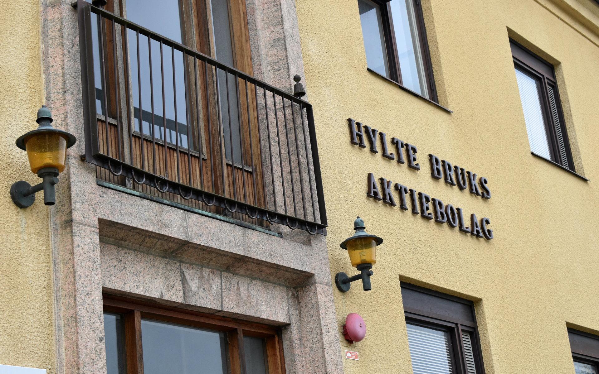 Det gamla brukskontoret ligger mitt i Hyltebruks centrum där Bruksgatan korsar Storgatan.