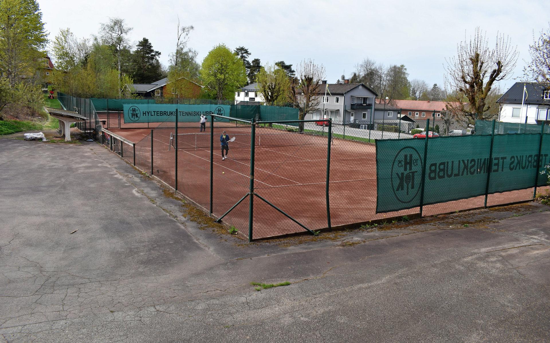 I fastigheten ingår även två tennisplaner, som Hyltebruks tennisklubb fortsätter att hyra. ”Tennisklubben är kvar och är i gång med sin verksamhet”, säger Magnus Bagge.