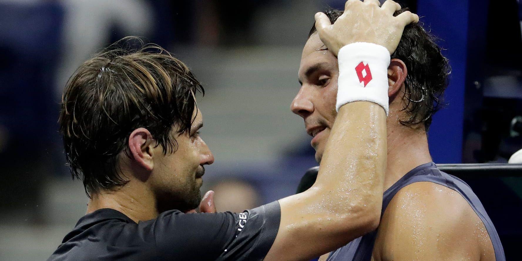 David Ferrer och Rafael Nadal kramar om varandra efter sista grand slam-mötet.