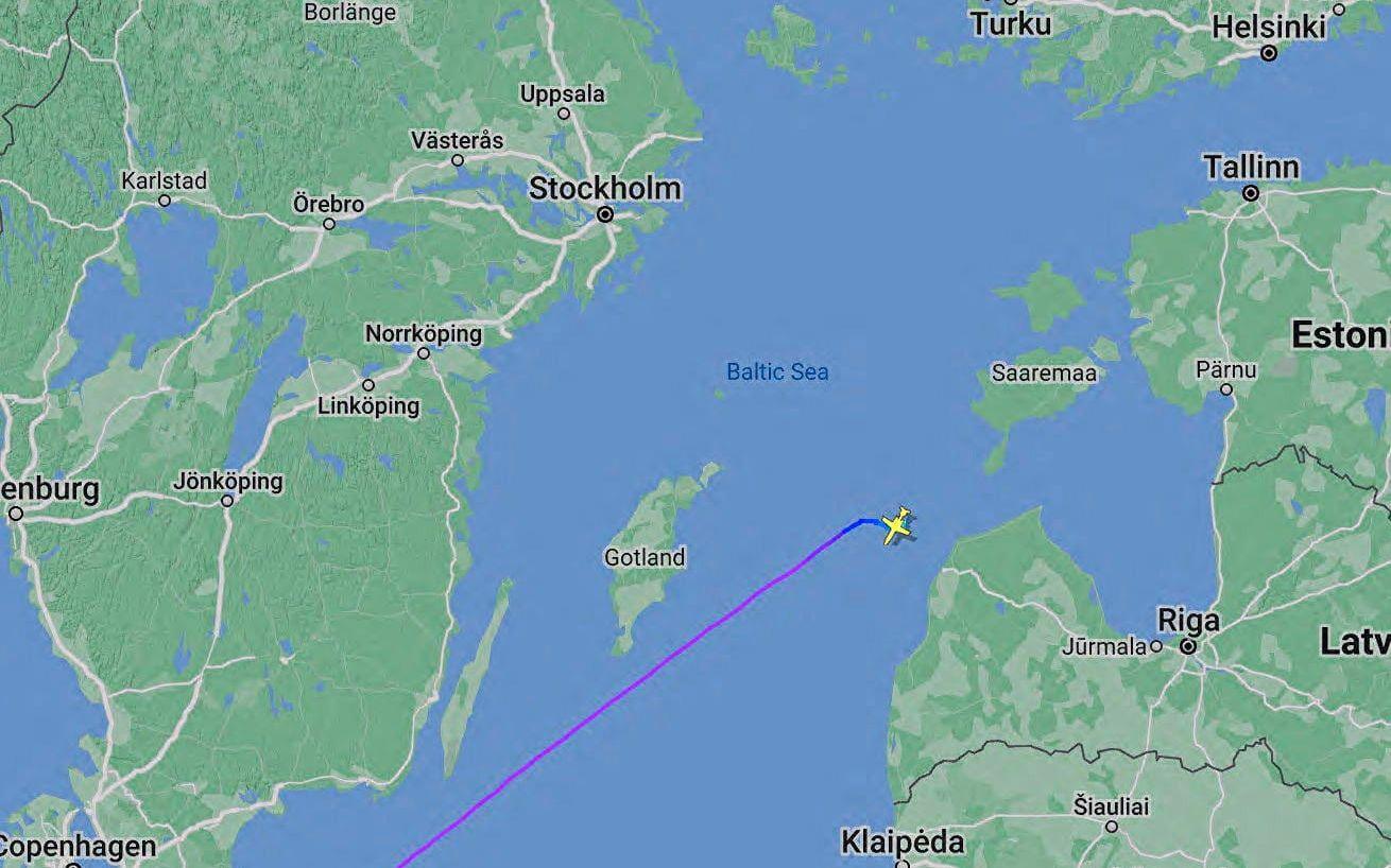 Flygplanet kraschade vid 19.45-tiden på söndagen nordväst om den lettiska staden Ventspils. Bilden visar hur flygplanet färdades fram till dess att det störtade.