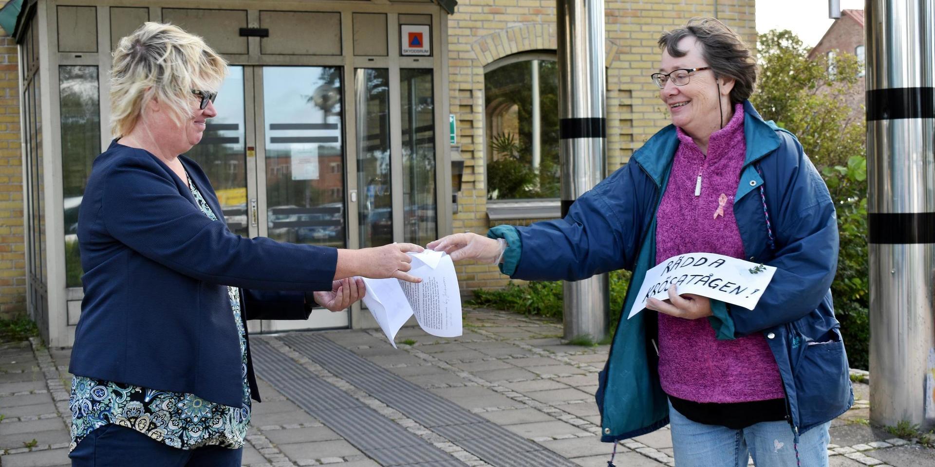 Mikaela Waltersson (M), regionstyrelsens ordförande i Halland, tog emot namninsamlingen ”Rädda Krösatågen” från initiativtagaren Evy Johansson utanför Regionens hus i Halmstad.