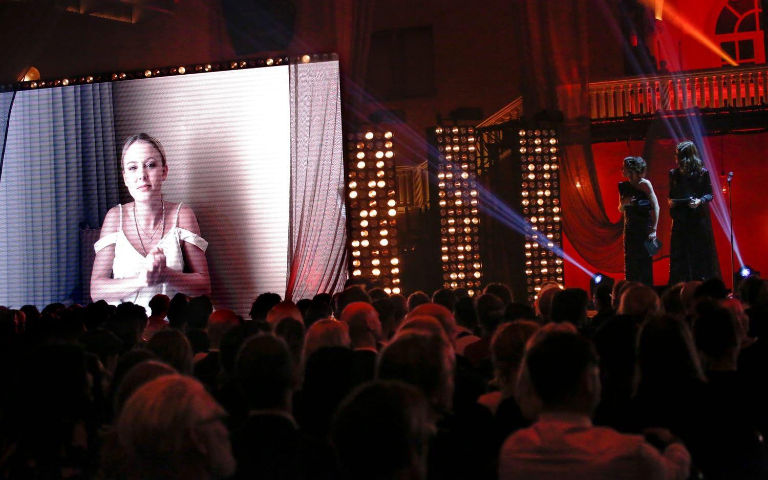 Trefaldiga vinnaren Zara Larsson medverkar via bildskärm.