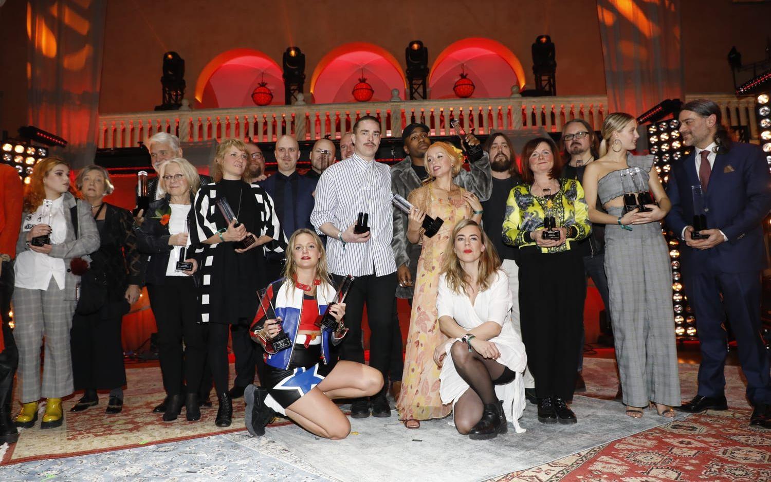 Gruppbild på alla närvarande pristagare vid Grammisgalan 2018 på Grand Hotel på torsdagen. Längst fram Tove Lo (2 Grammisar) och Annika Norlin (1 grammis). Till höger Zara Larssons lillasyster Hanna med två av systerns grammisar.