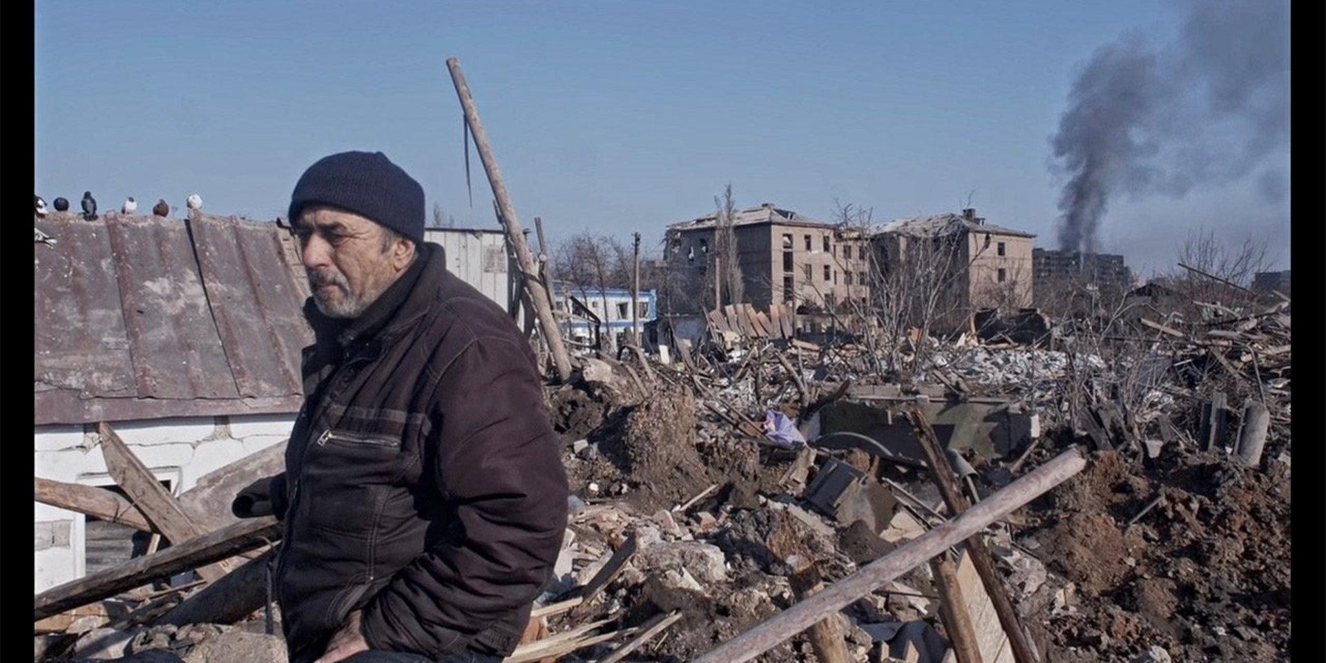 'Mariupolis 2' skildrar hur invånarna i Mariupol lever i den sönderbombade staden.