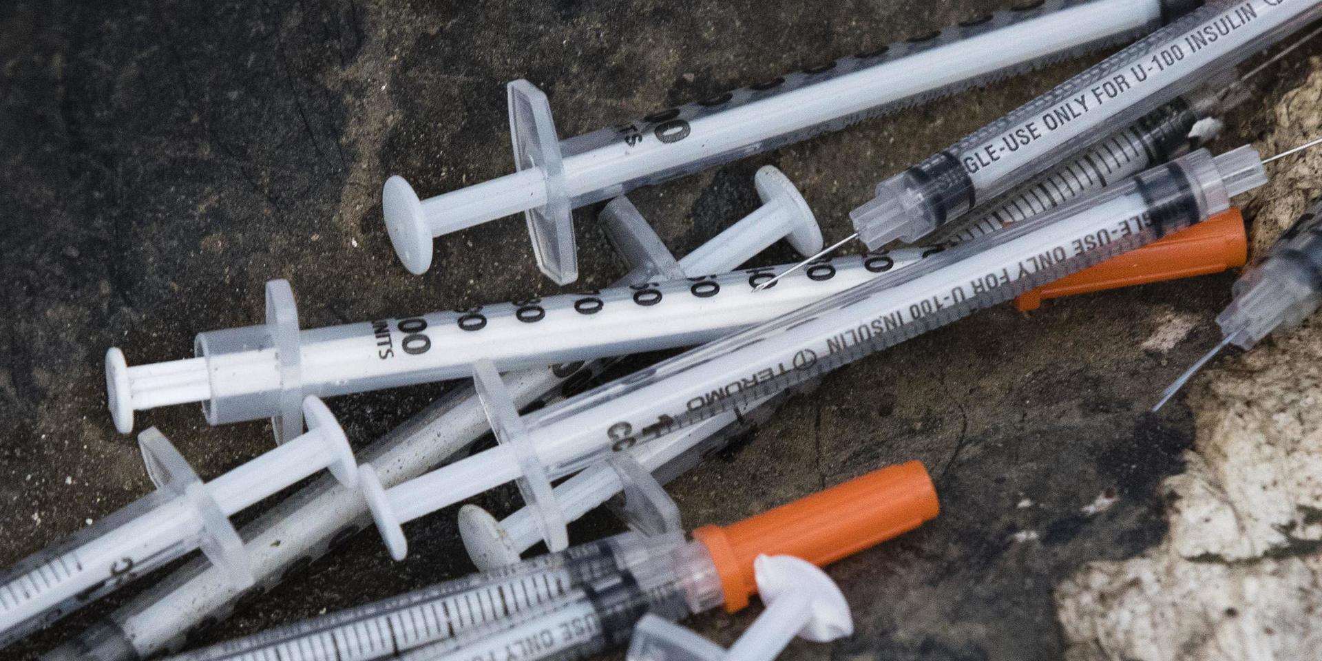 Heroin är den vanligaste drogen vid narkotikarelaterade dödsfall bland narkomaner i Sverige, visar en ny studie som bland annat gjorts av Rättsmedicinalverket. Här slängda kanyler efter heroinanvändning utomhus i USA. Arkivbild.
