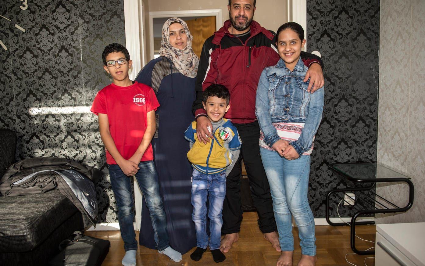 Omar Al Awad, hustrun Falak Alissa, dottern Sara, sonen Khaled och lille Ahmed är återförenade i Sverige. Bild: Jari Välitalo