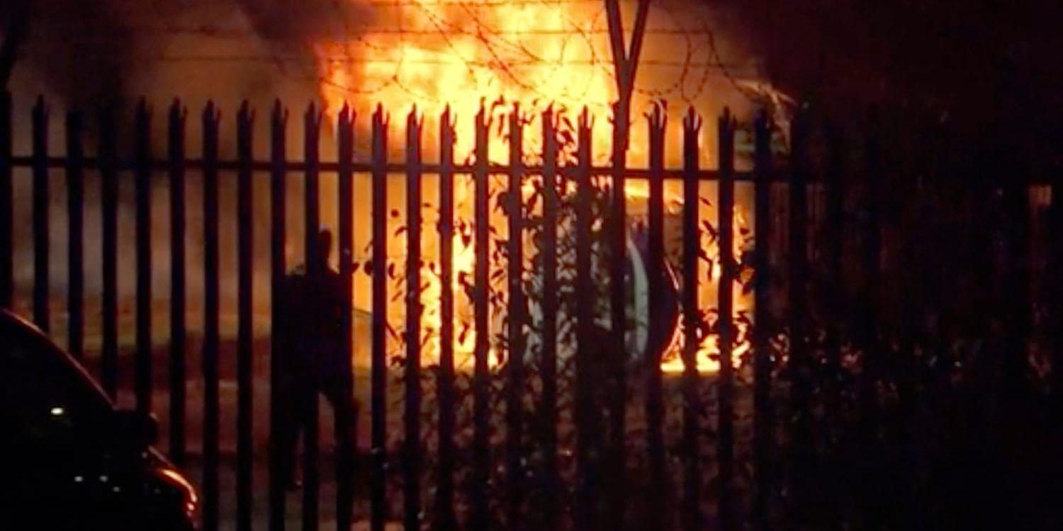 Den här stillbilden från ett videoklipp visar det brinnande helikoptervraket på en parkeringsplats utanför King Power-arenan i Leicester.