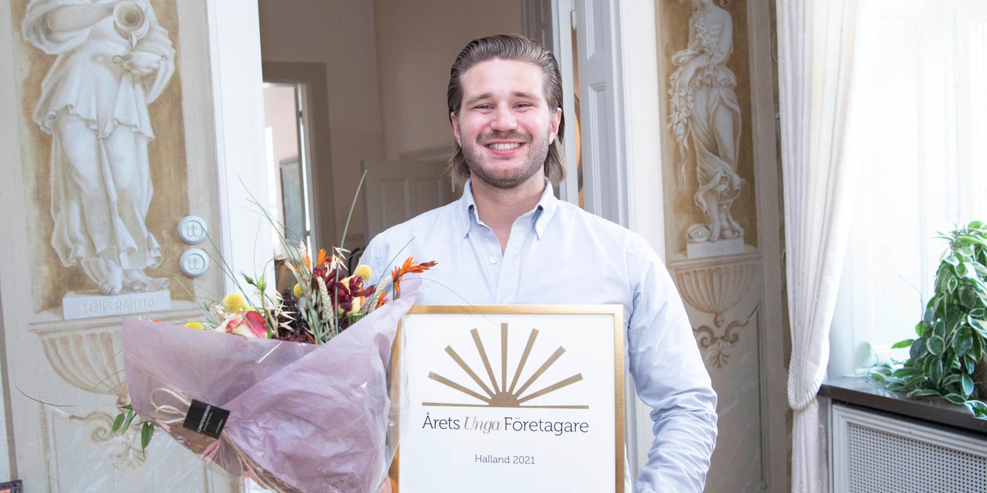 Philip Olsson vann nyligen priset som Årets unga företagare i Företagarnas nationella tävling. Här mottar han utmärkelsen Årets unga företagare i Halland tidigare i år.