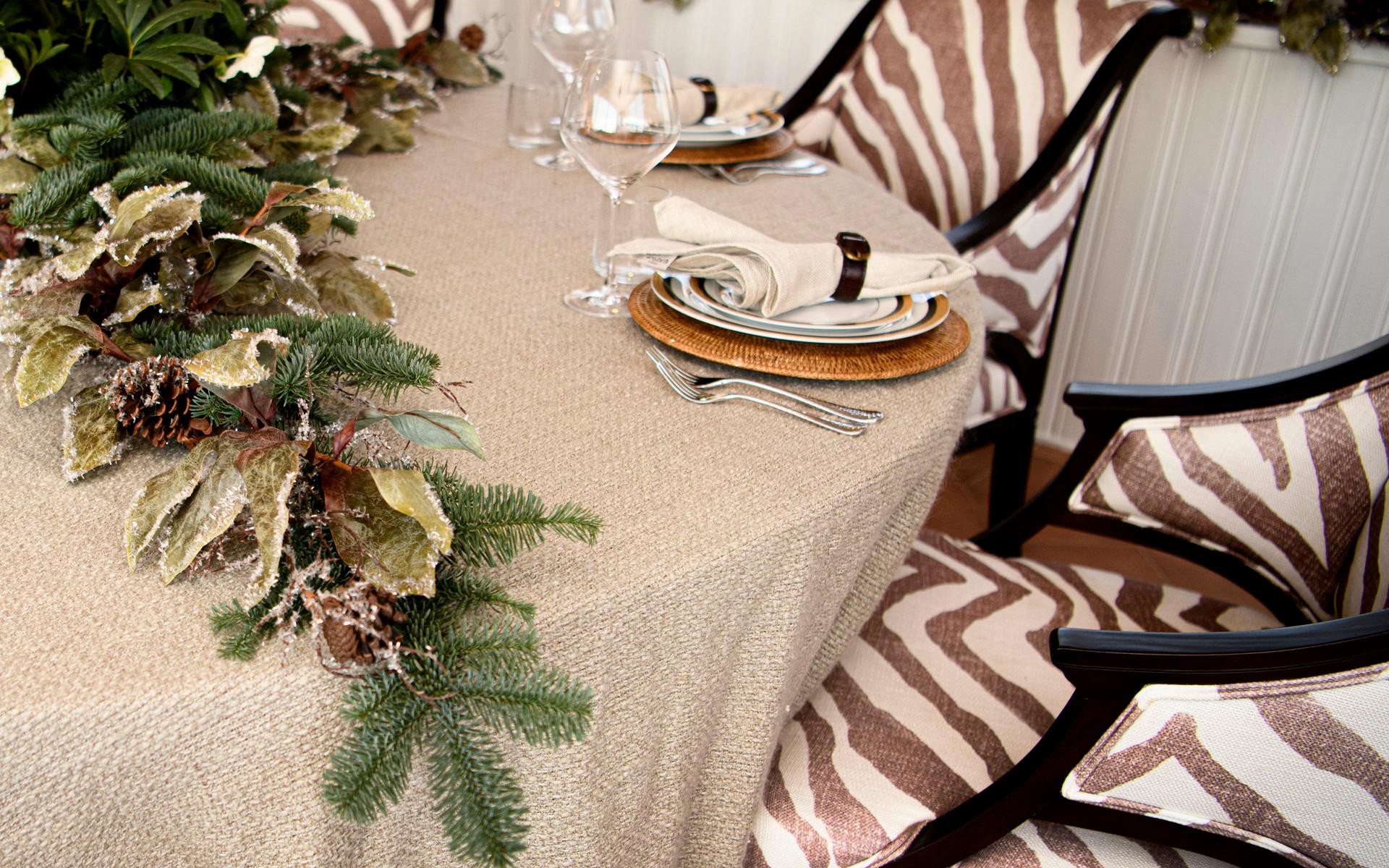 Matsalsbordet kantas av sköna stolar i Malmnäs design, klädda i zebratyg från Ralph Lauren.