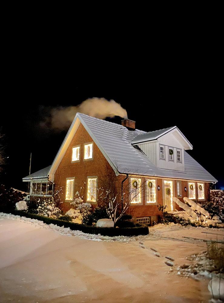 Lilla Horsabäck gård i vinterskrud.