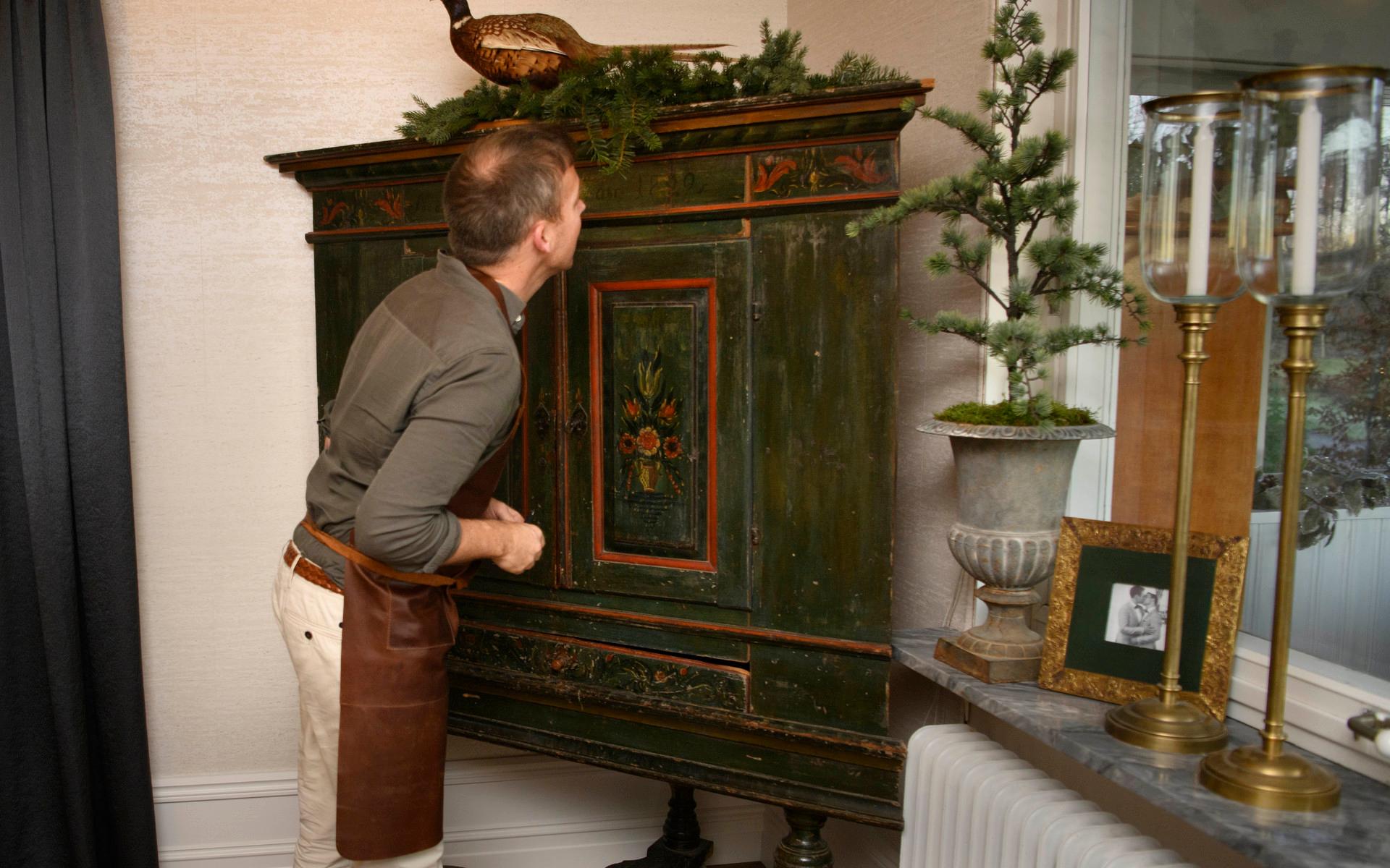 Det gamla skåpet från Philips föräldrahem är en av de äldsta möblerna på gården, berättar Alexander.