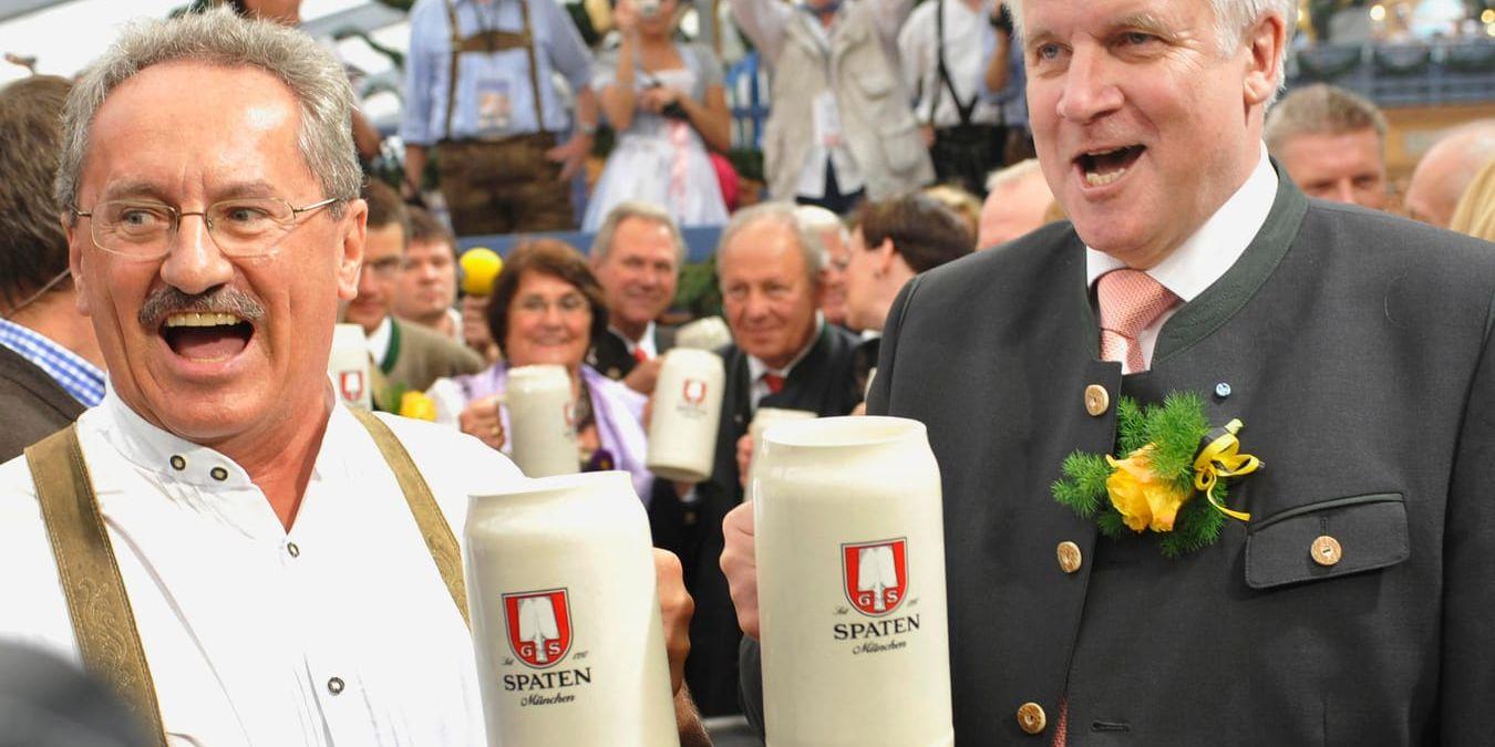 Horst Seehofer (till höger), då regeringschef i Bayern, dricker öl tillsammans med Münchens dåvarande borgmästare Christian Ude under Oktoberfest 2009. Arkivbild.