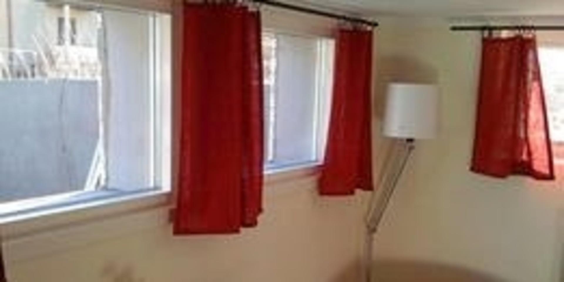 På sin Facebook har Morgan Gripson lagt upp foton där man ser att hans rum i källaren har extra stora fönster, som ger dagsljusinsläpp och kan användas för utrymning.