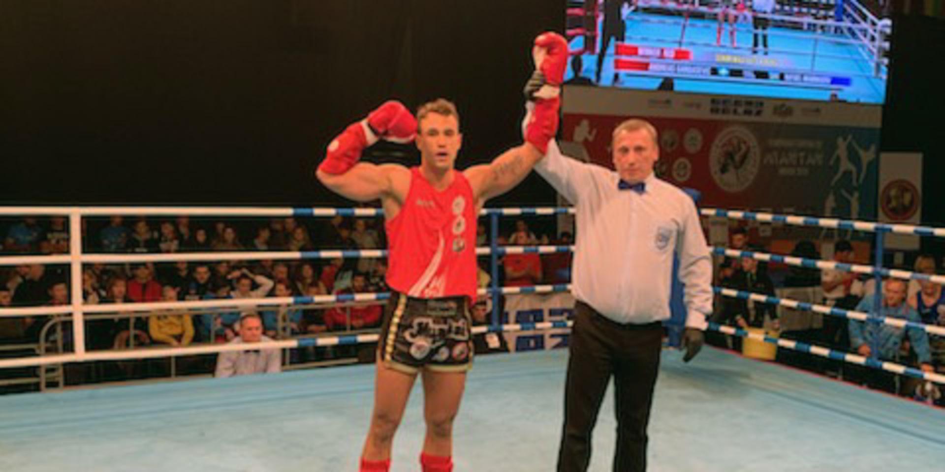 Domaren höjer Andreas Gardasevics arm efter segern på teknisk knockout i EM-semifinalen.