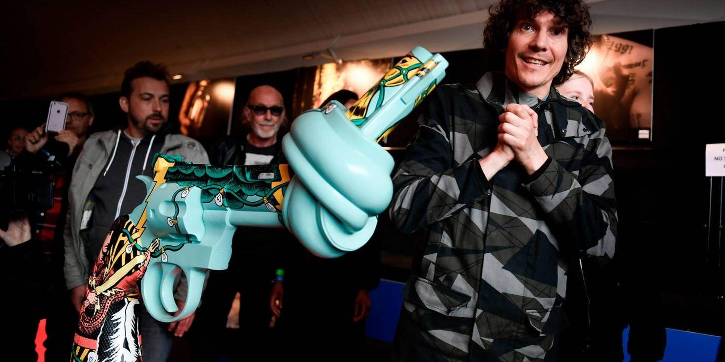 Håkan Hellström avtäckte den egendesignade knutna pistolen under Bråvallafestivalen. Hellström är ny kulturambassadör för Non-Violence Project Sweden.