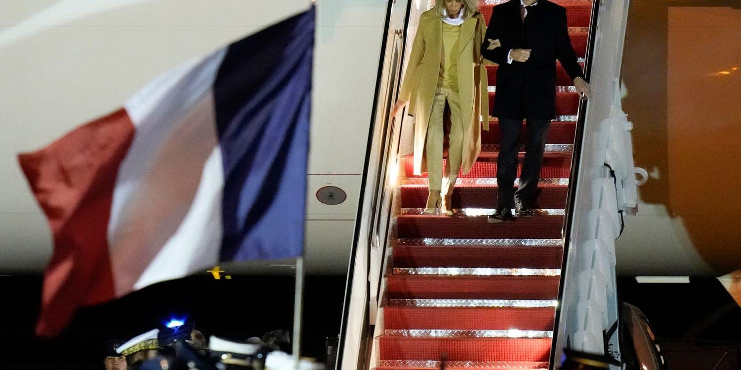 Frankrikes president Emmanuel Macron med fru Brigitte anländer till flygbasen Andrews i Maryland, USA.