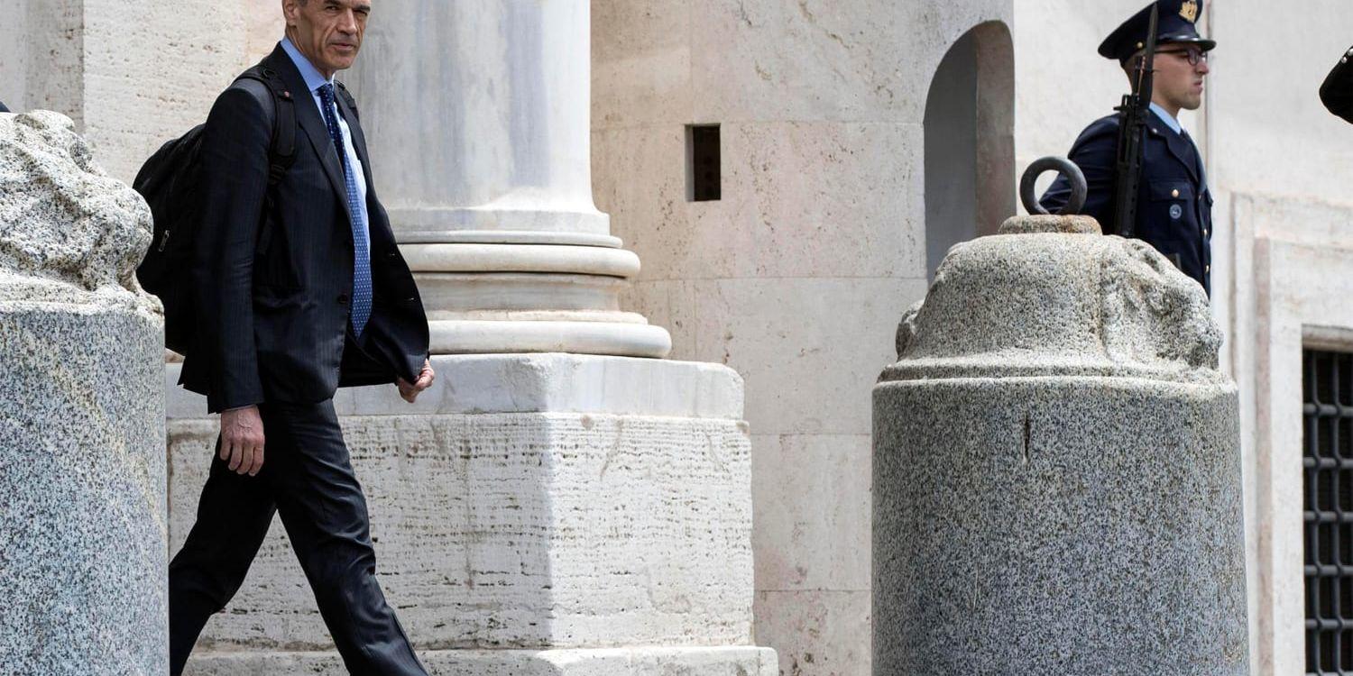 Carlo Cottarelli lämnar presidentpalatset i Rom efter sitt möte med Sergio Mattarella.