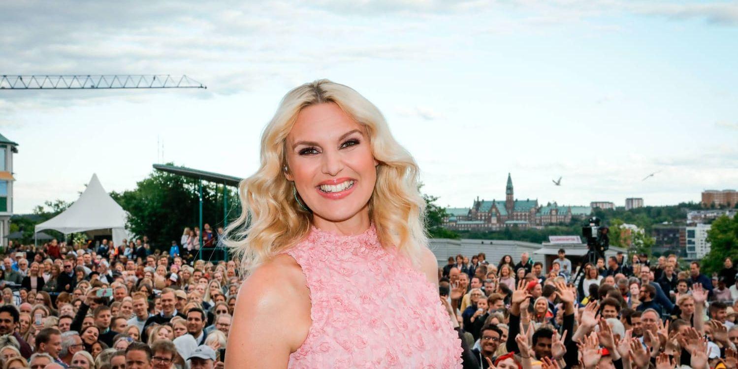 Programledaren Sanna Nielsen inledde säsongspremiären av Allsång på Skansen på tisdagskvällen.