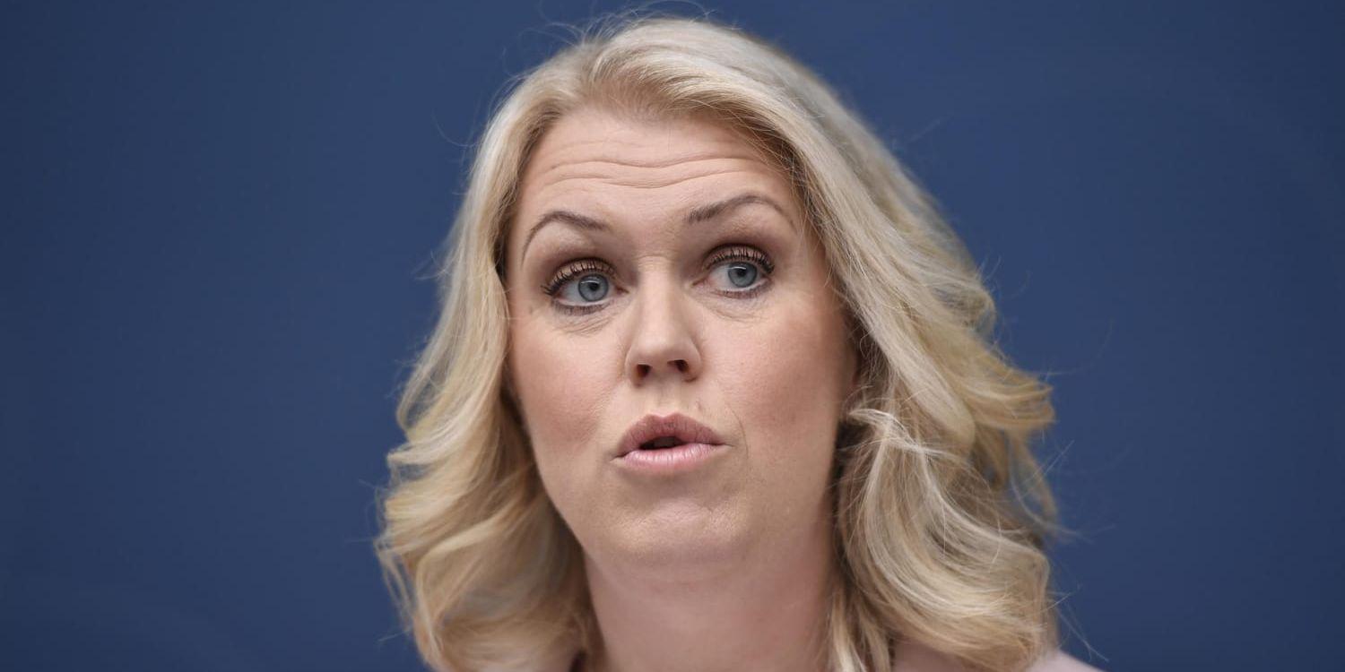 Socialminister Lena Hallengren (S) kallas till socialutskottet.