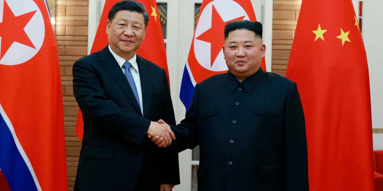 Kinas president Xi Jinping och Nordkoreas ledare Kim Jong Un har nu avslutat sitt möte. Bilden som tillhandahålls av den nordkoreanska statliga nyhetsbyrån KCNA uppges vara tagen vid Kumsusan-palatset i Pyongyang.
