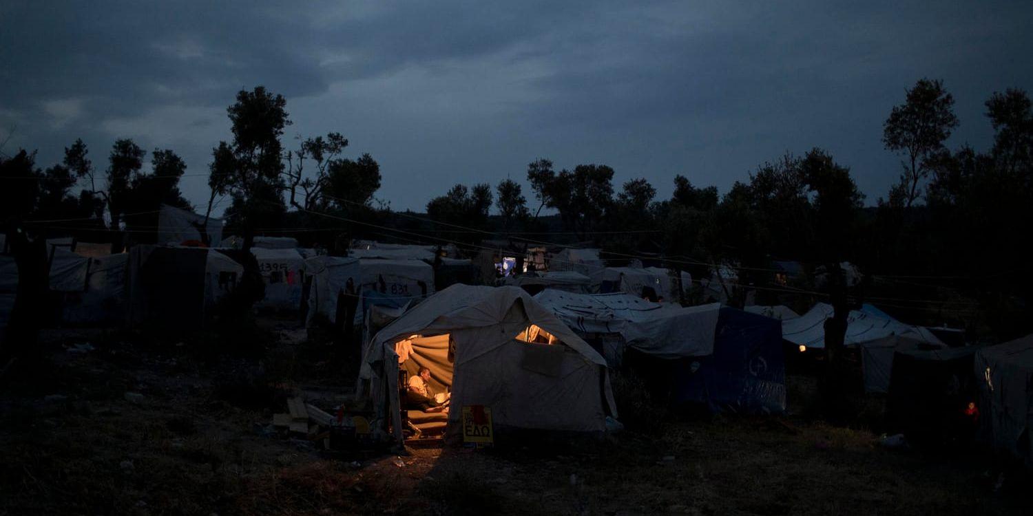 Skymningen faller över flyktinglägret Moria på grekiska ön Lesbos. Arkivfoto.