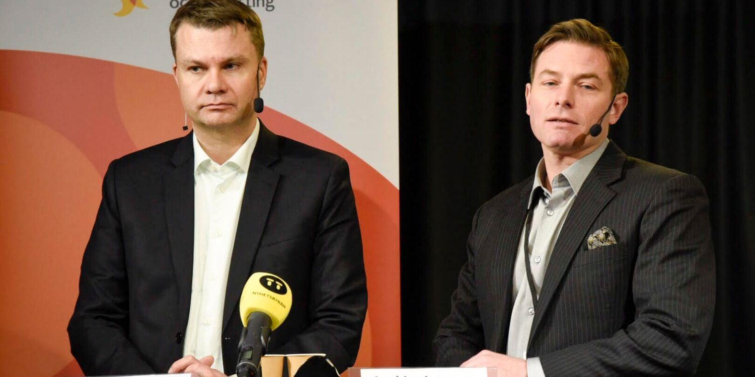 Socialdemokraten Ulf Olsson (tv), ordförande, och Joakim Larsson (M), förste vice ordförande för Sveriges Kommuner och Landstings (SKL) förhandlingsdelegation berättar på en pressträff att man går pensionärerna till mötes.