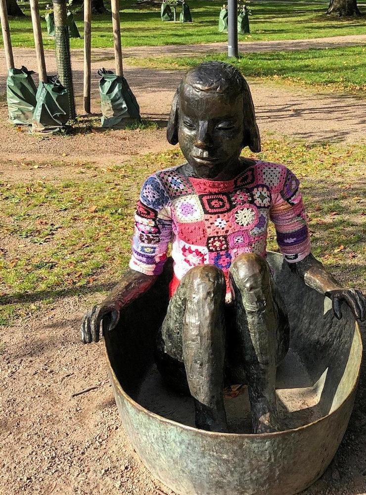 Gör som Lena Cronqvists skulptur ”Flicka i balja” i Norre katts park och ta på dig en extra tröja.
