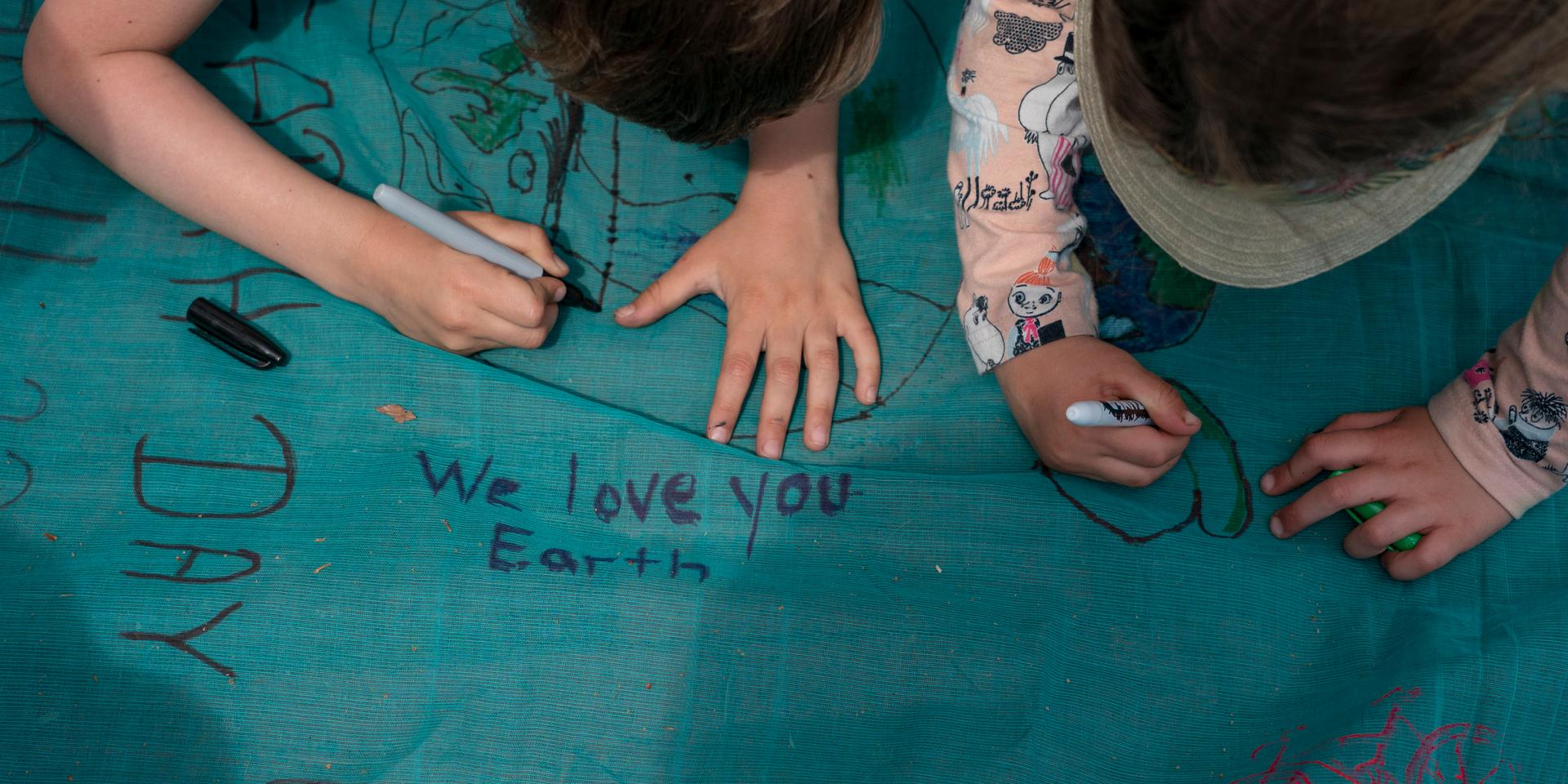 Kärlek. Framtiden för planeten som vi älskar ligger i mänsklighetens händer.