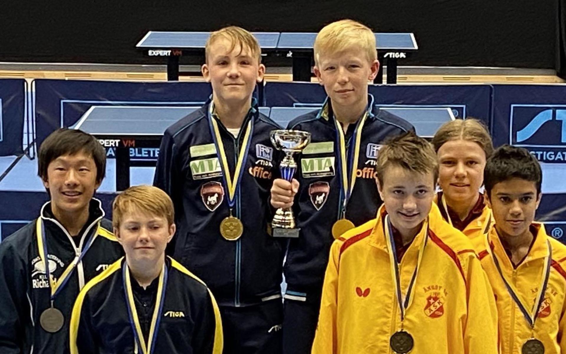 Halmstad BTK vann guld i lag-SM för 14-åriga pojkar. Mästarna (högst upp) heter Isak Alfredsson och Emil Johnsson. Askim slutade tvåa i klassen och Ängby trea.