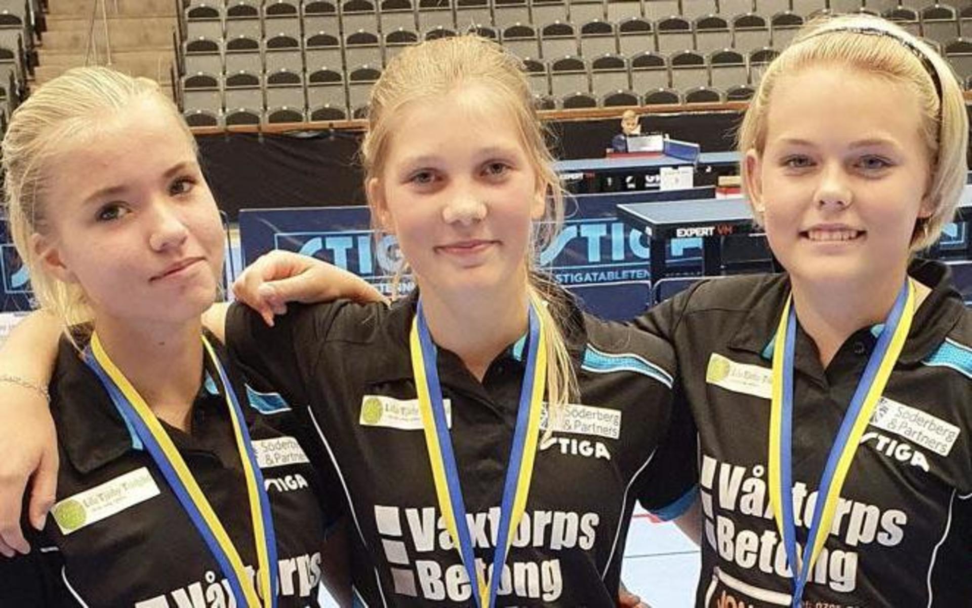 Våxtorps Bois tog brons i flickor 14 genom, från vänster: Nellie Franzén, Agnes Svensson och Tuva Oredsson.