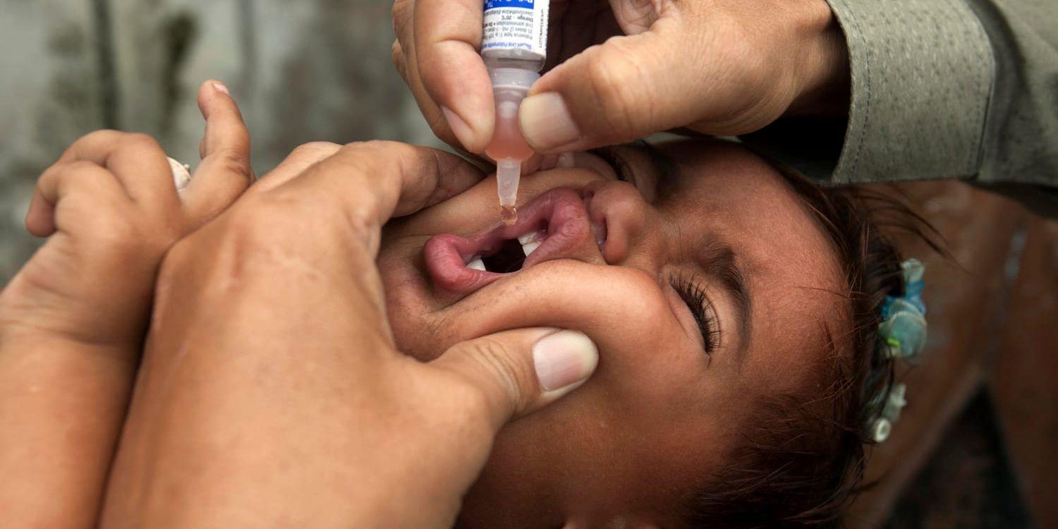 Poliovaccin ges till ett barn i Peshawar i Pakistan. Arkivbild.