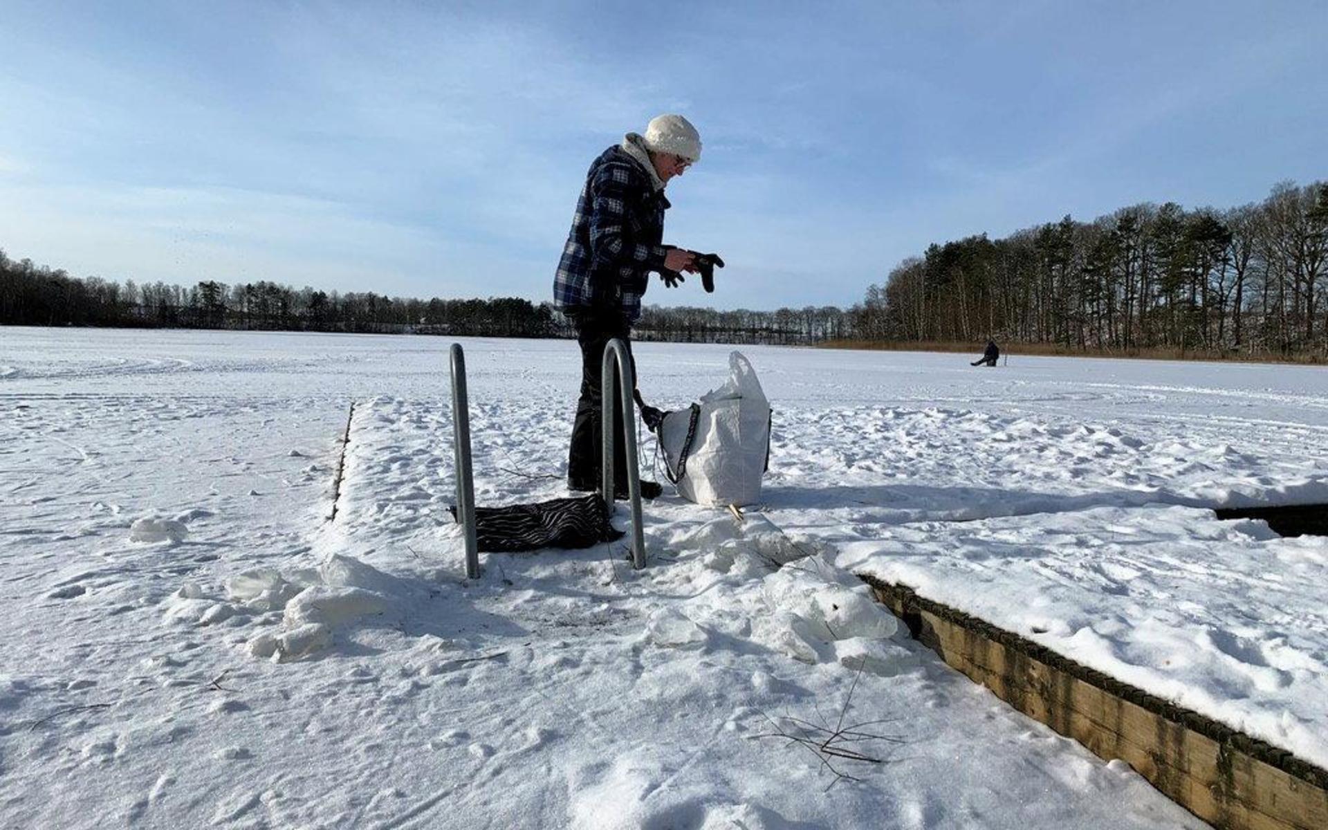 Vinterbad skogabyskön gatesjön kapellsjönAnnica GreenBada i isvak Hugga isvak Isbad vinterbada