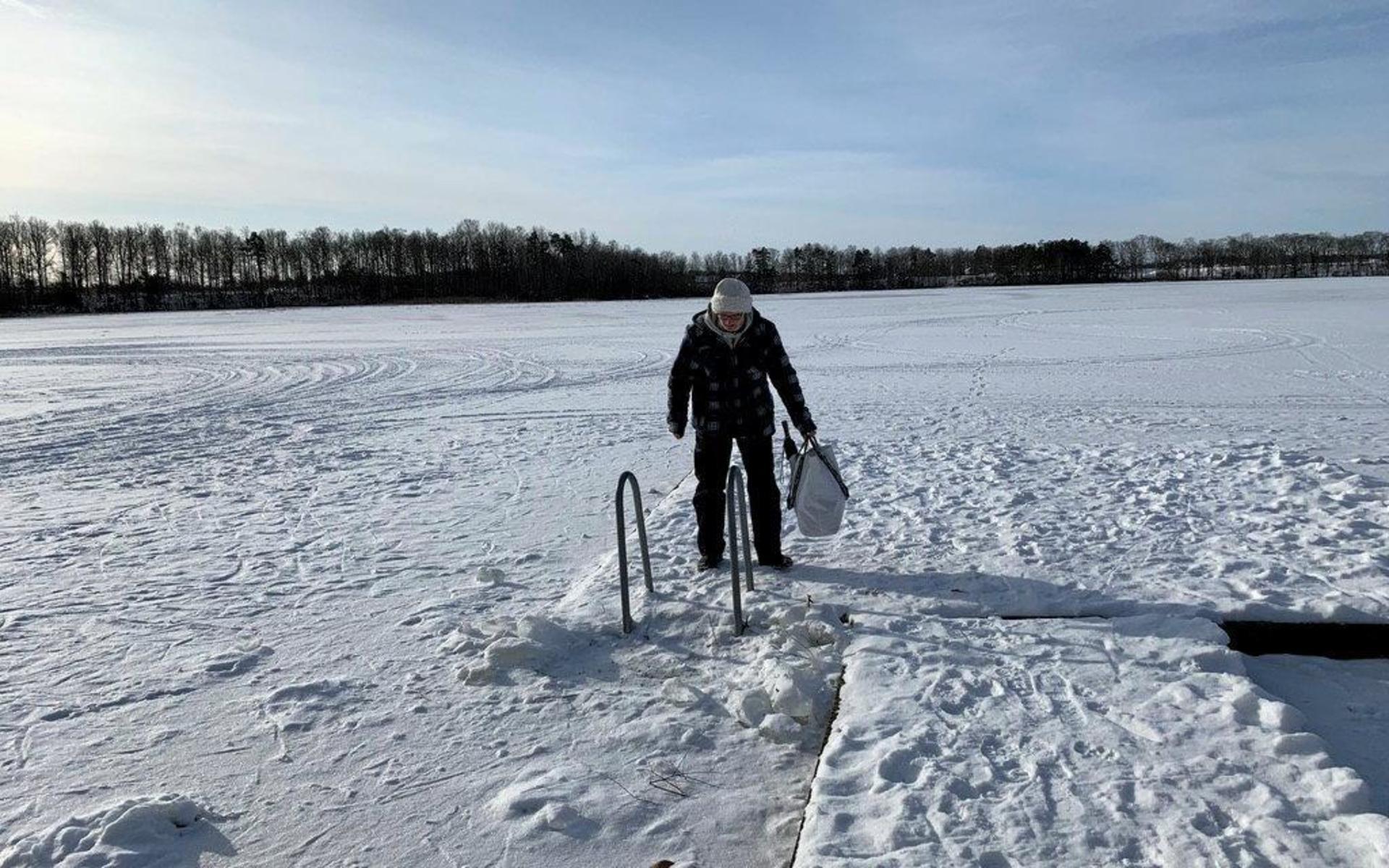 Vinterbad skogabyskön gatesjön kapellsjönAnnica GreenBada i isvak Hugga isvak Isbad vinterbada