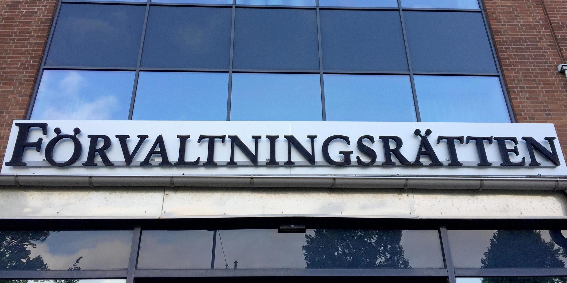 Förvaltningsrätten i Göteborg har i två domar beslutat att Laholms kommun måste betala straffavgifter för oskäligt lång väntan på beviljat bistånd till två barn.
