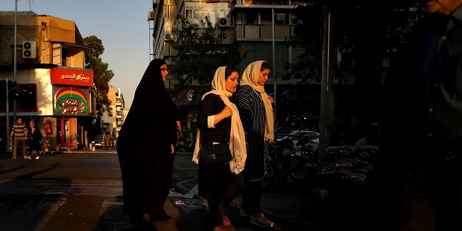 Enligt lag måste iranska kvinnor täcka håret i offentligheten. Men många vill få bort tvånget – så att de själva kan välja huruvida de vill bära hijab eller inte. Arkivbild