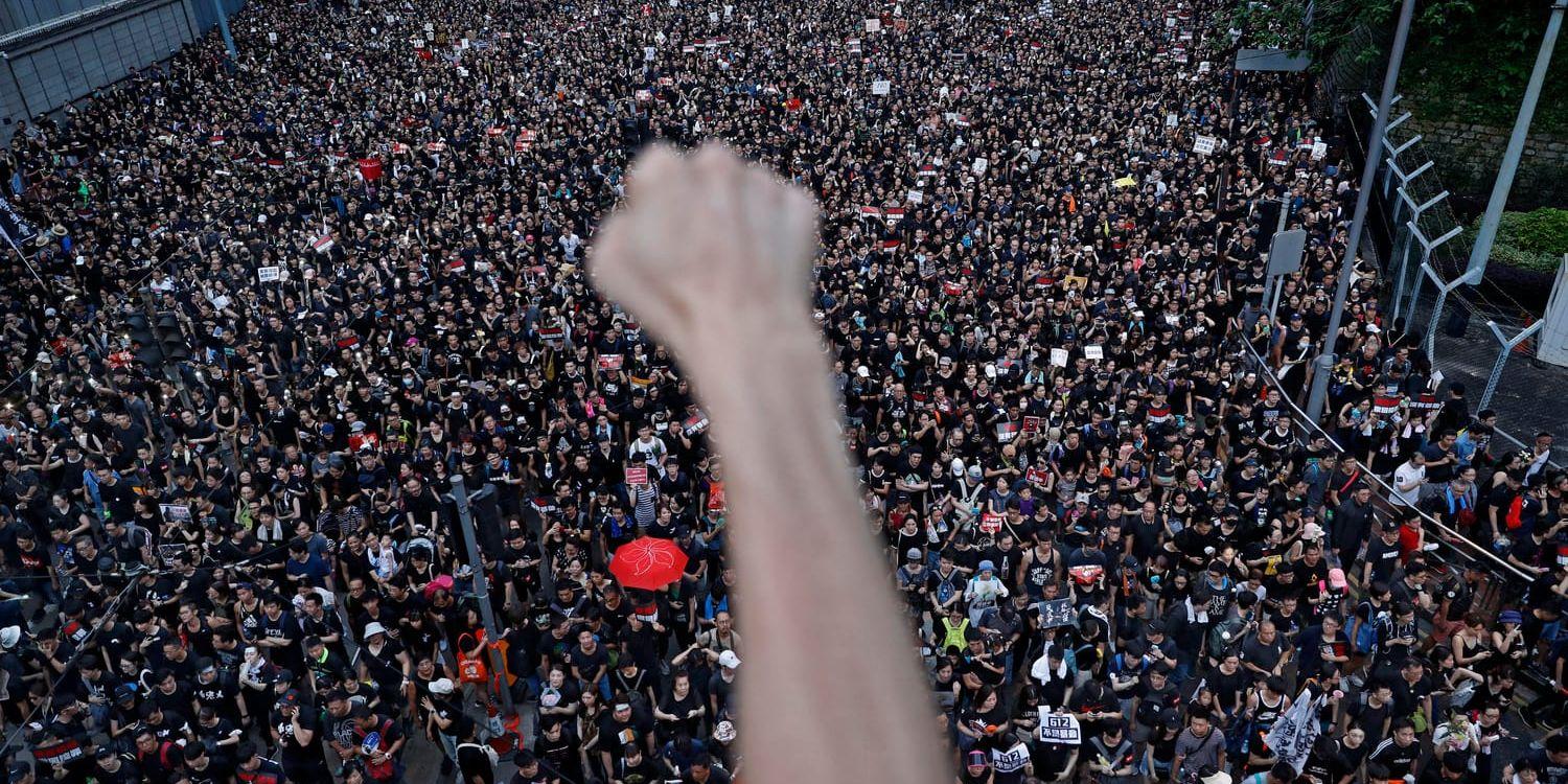Tiotusentals demonstranter marscherar på Hongkongs gator den 16 juni 2019.