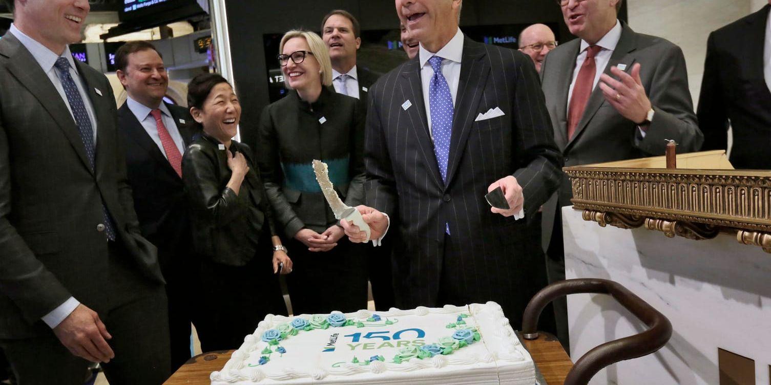 Hurra, hurra! Ett av börsföretagen på Wall Street firade bolagets 150-årsdag med tårta. Firandet kunde gälla för hela börsverksamheten efter en stark kursuppgång på måndagen.