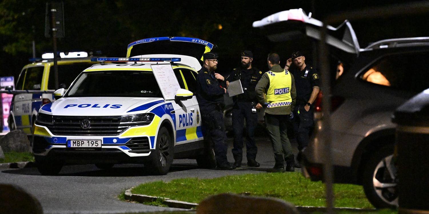 Polis på plats efter att en person hittats skadad på Gamlegården i Kristianstad efter larm om skottlossning. Mannen avled av sina skador.