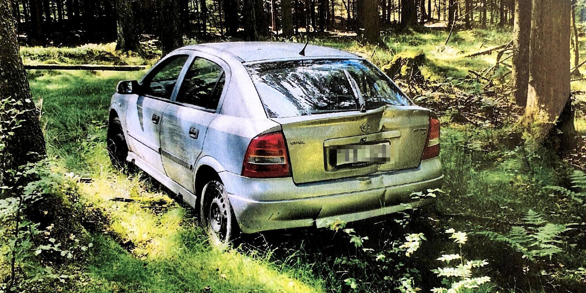 Bil har dumpats i Sveaskogs mark på Hallandsås, i slutet av en skogsväg mellan Pennebo och Kockabygget.