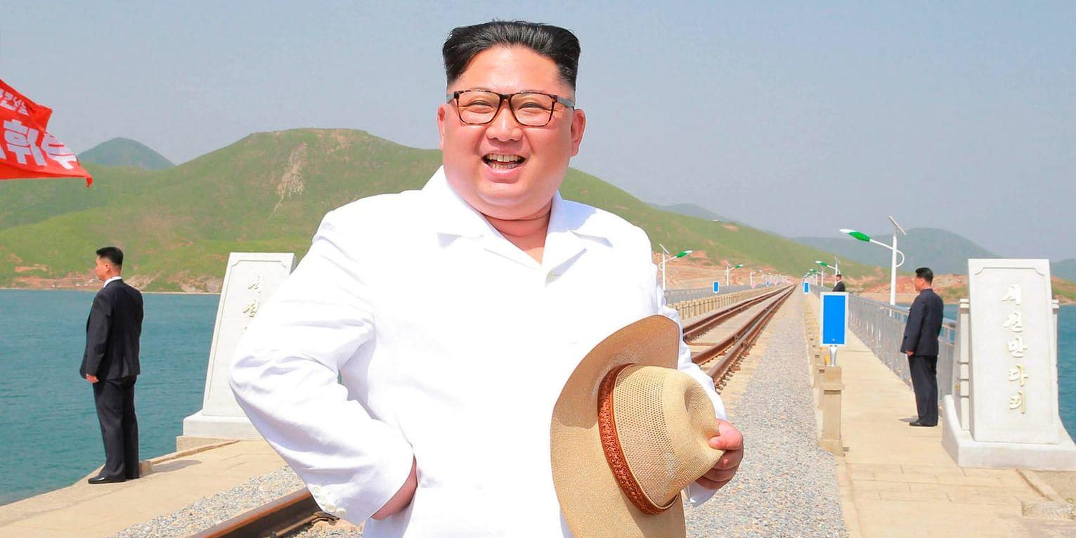I samband med fredskontakterna de senaste veckorna har Kim Jong-Un börjat klä sig i den traditionella fredsfärgen vitt. På denna bild inviger han en ny järnväg i Gangwon-Do, enligt nyhetsbyrån KCNA, som publicerade fotot i fredags.