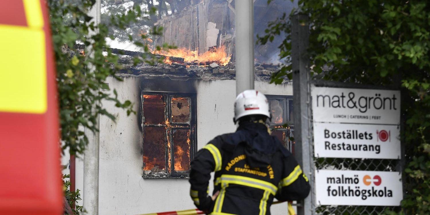 En köks- och restaurangbyggnad tillhörande Malmö folkhögskola i stadsdelen Fosie i Malmö brinner.