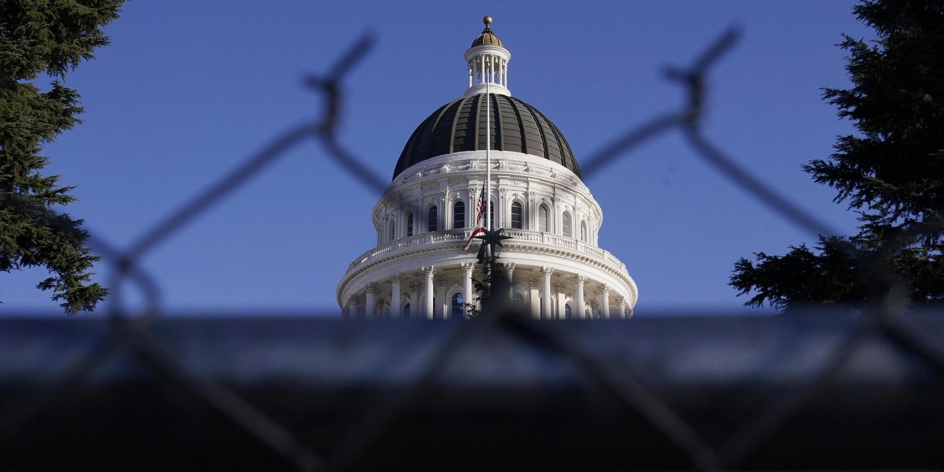 Kapitoliumdomen i Sacramento, Kalifornien, sticker upp bakom tillfälliga stängsel som upprättats.